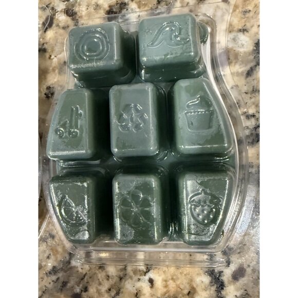 Lot of 2 Scentsy Christmas Cottage Wreath & Mint Wax Bars 3.2 fl oz each - Picture 6 of 6